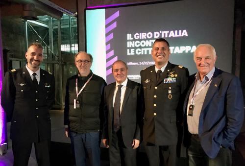 Il vicegovernatore Fvg, Riccardo Riccardi (secondo da sx), alla presentazione del Giro d'Italia 2020 a Milano con il comandante della Pan, Gaetano Farina (a sx), il comandante del 2. stormo di Rivolto, Andrea Amadori (secondo da dx), il aptron delle tappe Fvg, Enzo Cainero (primo a dx) e il direttore del Giro, Mauro Vegni (al centro)